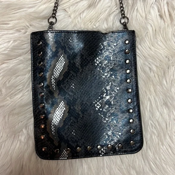 Snake, print, couch, purse - Picture 2 of 7